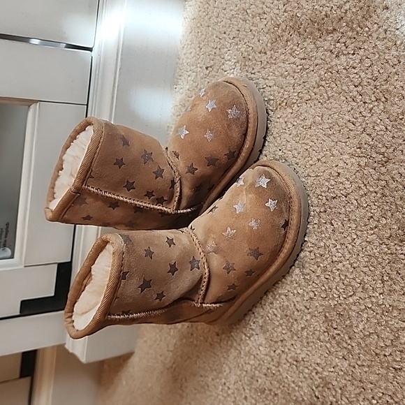 UGG Chestnut Classic Short II Stars Boots - Picture 1 of 13